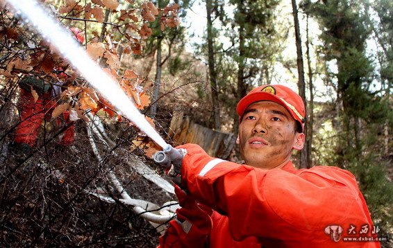  武警甘肃省森林总队 500多名官兵鏖战迭部灭火一线