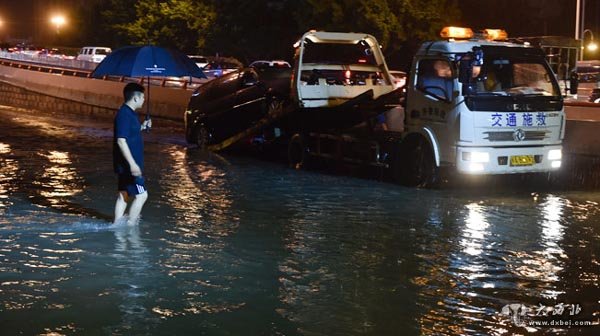 福州遭暴雨袭击 局地积水严重