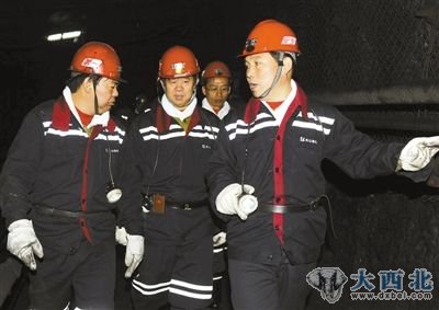 2010年5月27日，时任山西焦煤集团董事长、党委书记的白培中（右一）到西山煤电督导调研安全生产工作。