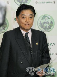 发言否认“南京大屠杀”的日本名古屋市长河村隆之2月22日下午在市政府接受媒体采访，宣读发言稿称愿与南京继续交流。（共同社）