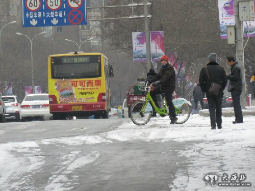 我省发布道路结冰黄色预警，明天依然有雪