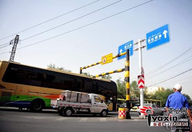 超高车强闯宝山路限高架 周围店铺：最多一天卡了十几辆 有关部门：切勿蛮横通行