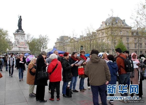 法国巴黎共和国广场，“黑夜站立”运动参与者聚集在一起进行讨论活动