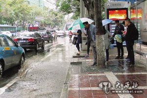 汽车经过站台溅路人一身泥水