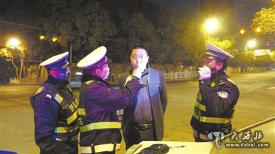 交警进行酒精呼吸测试