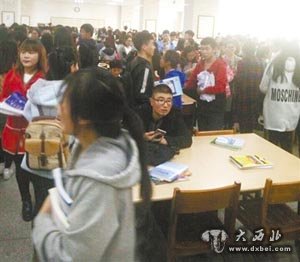 考研等临近，兰州城市学院自习室爆棚