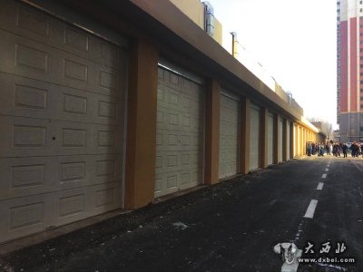 物业占用消防通道建商铺修车库，住户质疑：明明是违建为何不见拆