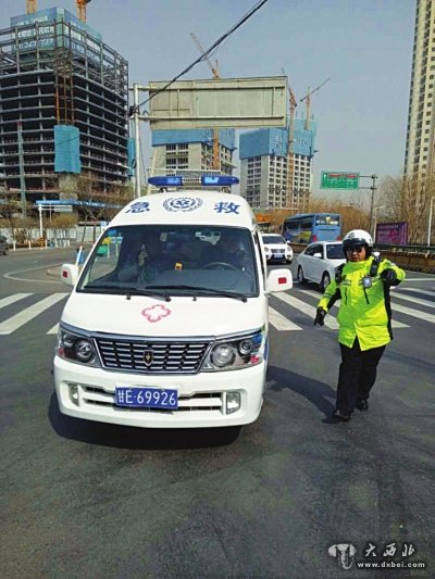 警车“保驾护航”为抢救争取时间