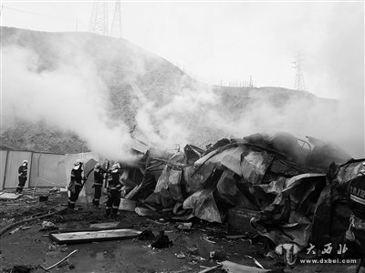 危急 宿舍起火黑烟“吞掉”半个山 点赞 抱火哥抢出七枚烫手“炸弹”