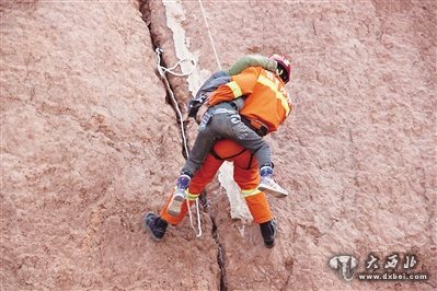 三小孩山上玩耍 一人失足滑落卡在半山腰