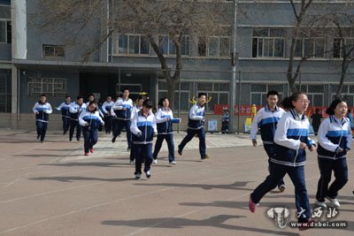 兰州市第五十九中学举行地震应急疏散演练全校师生参加演练