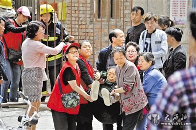 居民楼下餐馆起火 消防背出楼上5位被困老人