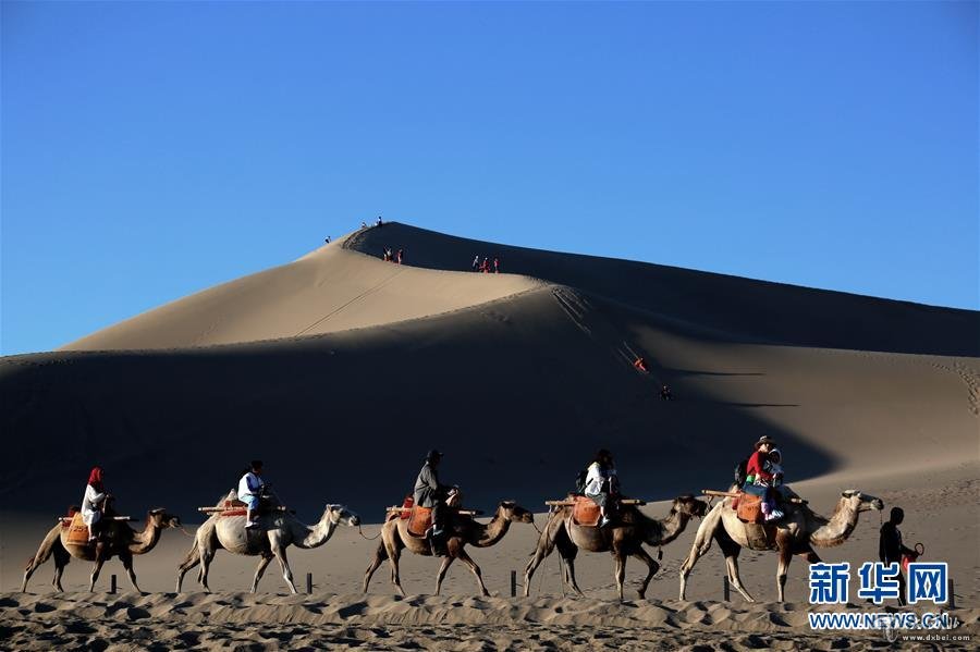 甘肃敦煌迎来旅游旺季