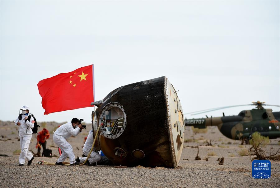 东风披晨霞天际迎归舟