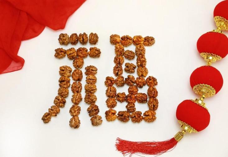 “福字”核桃祝福龙年